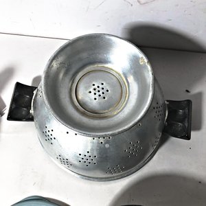 Fuente Esmaltada con Diseño Frutal, Dos Coladores Metálicos y Posa Fuente Redondo - imagen 3