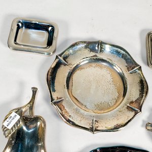 Lote de 12 Piezas Metálicas: Ceniceros, Despojadores y Centros de Mesa - imagen 2
