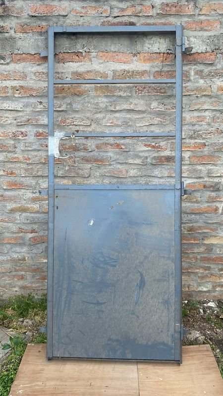 Puerta Reforzada de Chapa con Espacio para 3 Vidrios