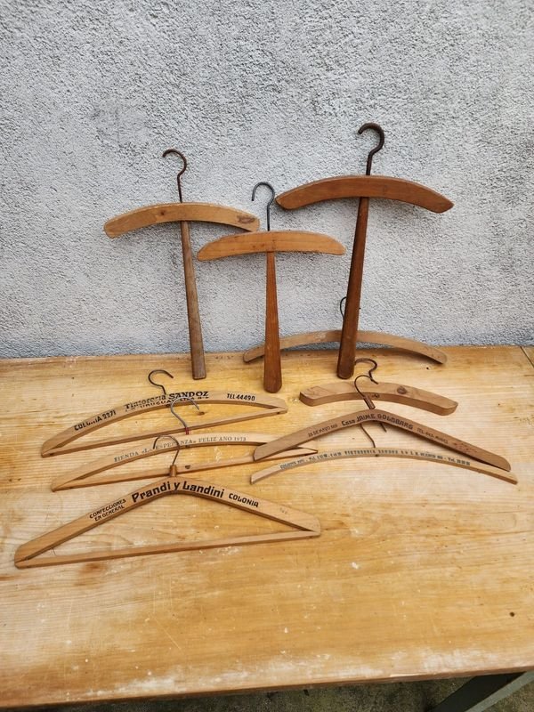 Perchas de Madera Antiguas para Ropa