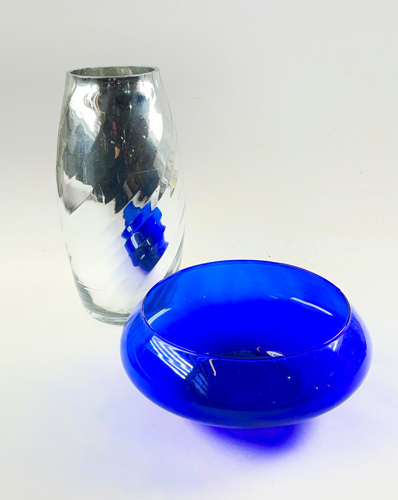 Centro de Mesa Azul y Florero Plateado de Vidrio