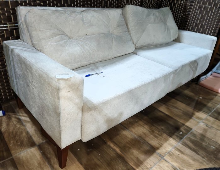 Sofá de tres cuerpos en tela, con almohadones lavables y patas de madera - imagen 2