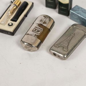 Dos Encendedores Metálicos, Boquilla y Caja de Fósforos - imagen 2