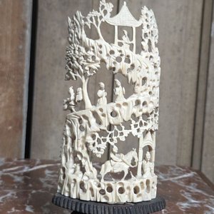 Talla de Marfil Antigua: Paisaje Oriental con Figuras y Jinete - imagen 1