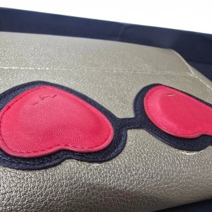 Estuche para Anteojos Aptica Diseño Envelope Cuero Dorado Corazón - imagen 3