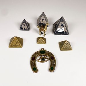 Conjunto de 8 Pirámides Decorativas y Herradura con Ojo Egipcio - imagen 2