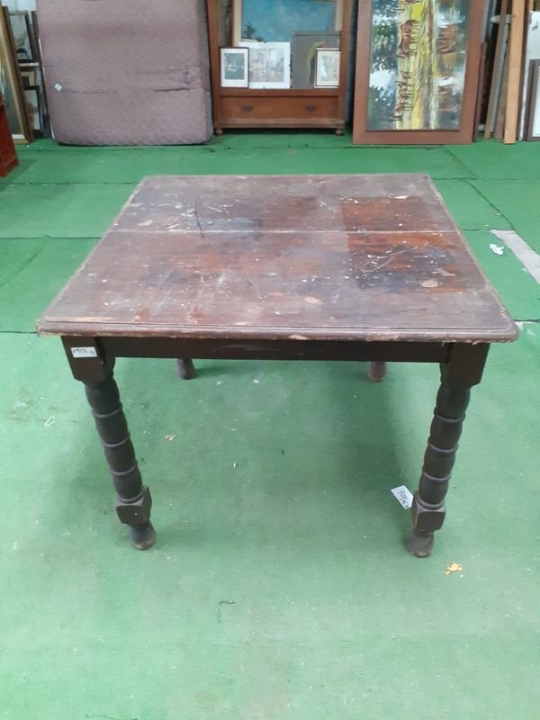 Mesa de madera con patas torneadas - imagen 2