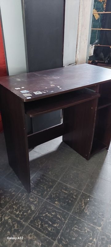Escritorio en MDF marrón de excelente calidad - imagen 2
