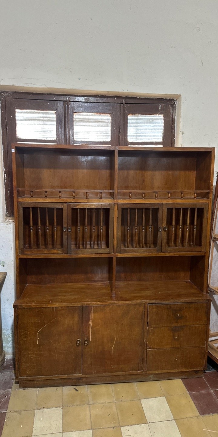 Lote anterior: Mueble de madera con múltiples compartimentos
