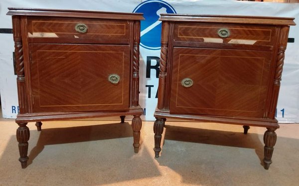 Muebles de noche de madera con patrones de inlay y manijas de latón
