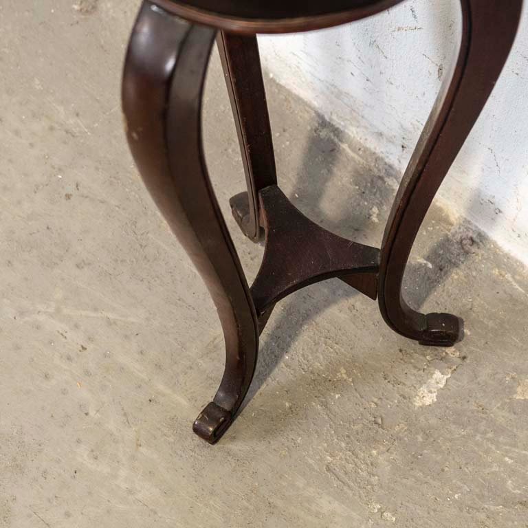 Pequeño pedestal de madera con tres patas - imagen 3