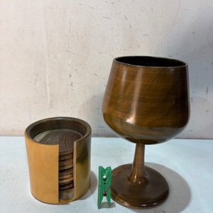 Lote siguiente: Copón de madera y posavasos