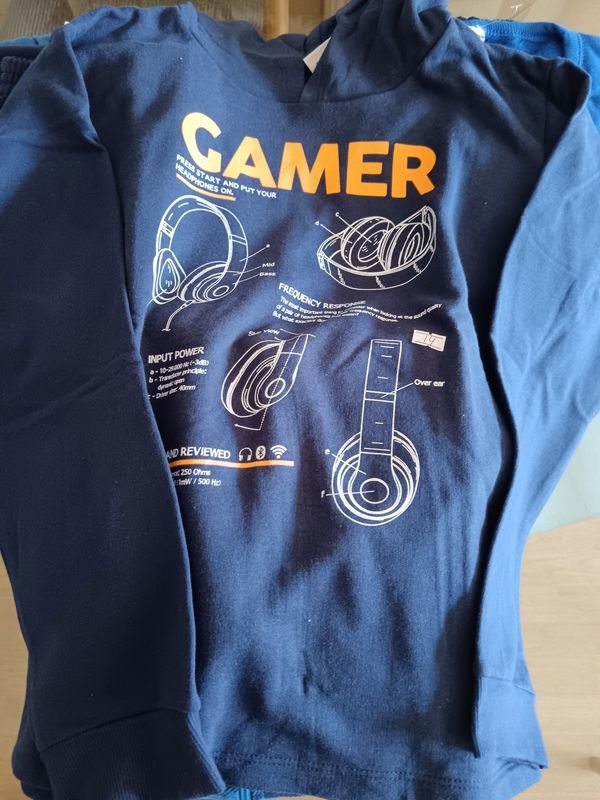 Conjunto deportivo de varón con camisetas, chaquetas y pantalones - imagen 2