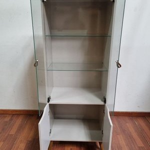 L 989 - Moderna vitrina de exposición con puertas de vidrio y estantes internos, ideal para lucir objetos o vajilla (Medidas 60x49x156cm) - imagen 2