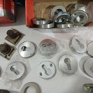 Lote de Pomos, Cerraduras y Manijas para Puertas y Cajones - imagen 4