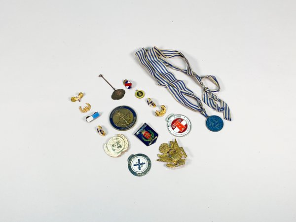 Colección de Medallas y Pines Diversos - imagen 1