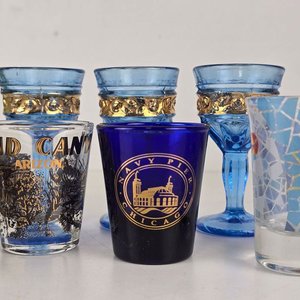 Lote de Copas y Vasos Pequeños con Diseños Turísticos y Decorativos - imagen 2