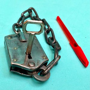 Antiguo candado de estancia con cadena integrada. Con llave. Funcionando. Sellado con el logo de un perro ovejero apoyado en un candado. - imagen 2