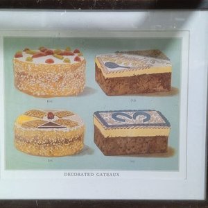 Lote siguiente: ilustración vintage muestra cuatro diseños de pasteles decorados