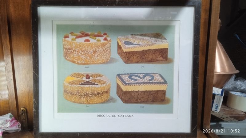 ilustración vintage muestra cuatro diseños de pasteles decorados