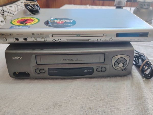 DVD y reproductor Sanyo con estantería - imagen 1