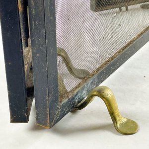 Chispero de Hierro Negro con 3 Paneles y Patas de Bronce - imagen 3