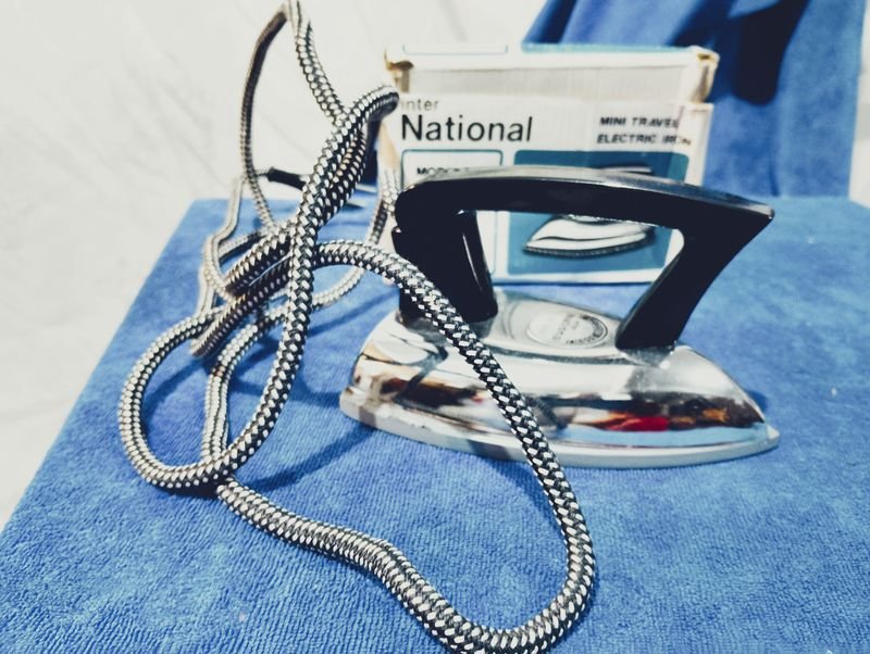 Plancha de viaje Nacional con original y cable - imagen 3