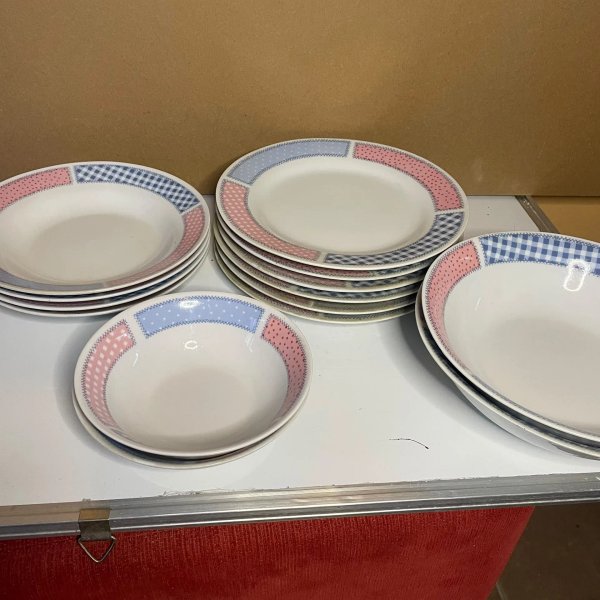 Lote Vajilla Cerámica Blanca con Guarda Rosa y Azul
