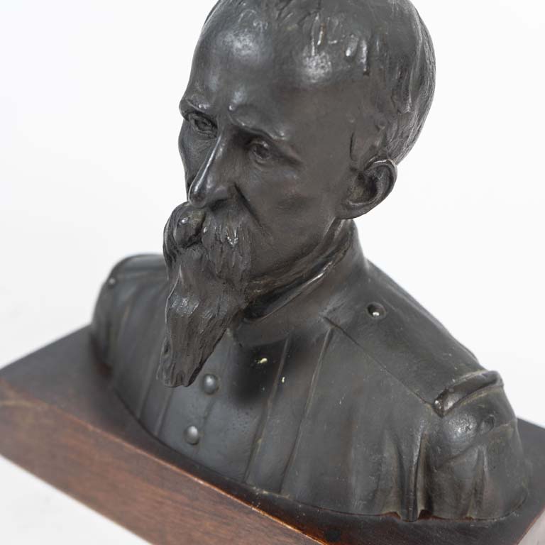 Busto de Leandro Gómez en metal con base de madera - imagen 2