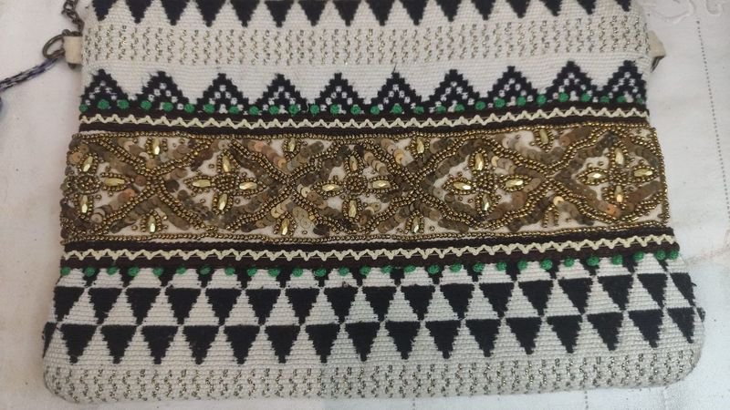 Cartera de mano de punto blanco y negro con bordado de cuentas doradas y borla gris - imagen 2
