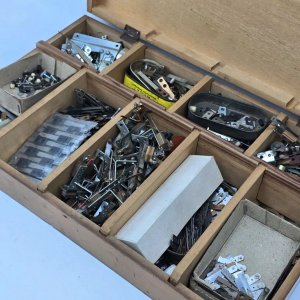 Caja de Madera Antigua con Componentes Metálicos y Decoración Floral - imagen 2