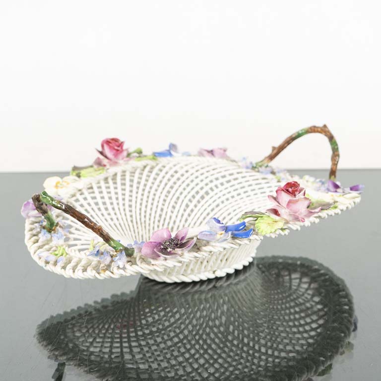 Lote anterior: Centro canasta de cerámica decorado con flores - Medidas: 30x24x10cm