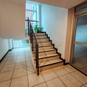 Lote anterior: Escalera Interior de Edificio con Planta y Pasamanos Metálico