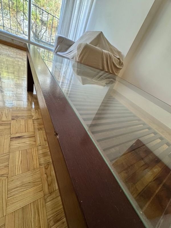 Mesa ratona en madera con tapa de vidrio y estante envarillado - imagen 7