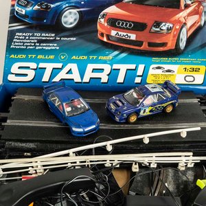 Juego pista de auto Scaletric compuesta por: 2 autos, tramos de pista, 2 controles y transformador escala 1/32 - imagen 2