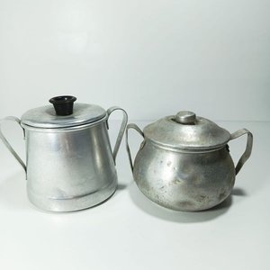 Lote siguiente: Dos Azucareros Antiguos de Aluminio