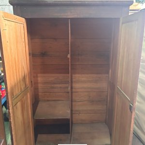 Ropero de Madera Oscura con Dos Puertas y Cajones Inferiores - imagen 3