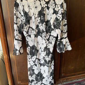 Vestido Estampado Blanco y Negro con Escote en V y Mangas Tres Cuartos - imagen 3