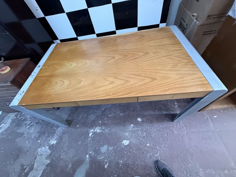 Mesa de metal y madera para decorar tu hogar - imagen 2