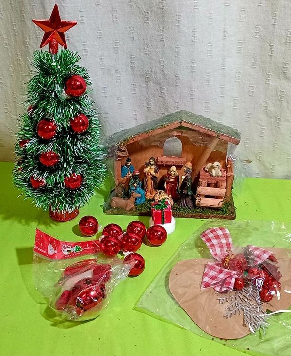Pesebre Navideño con Árbol Pequeño y Adornos