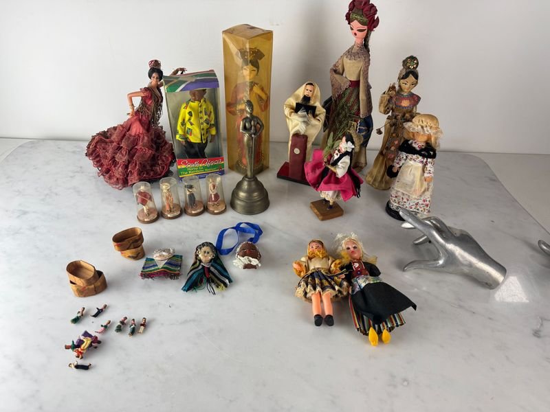Lote anterior: Colección de muñecos de diferentes culturas del mundo