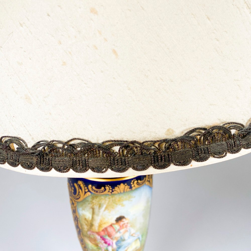 Lámpara de porcelana Sevres escena galante - imagen 5