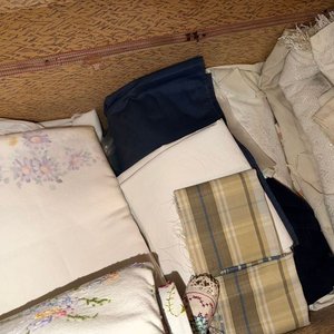 Lote de Manteles y Sábanas Antiguas con Bordados y Encajes - imagen 5