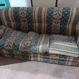 Lote anterior: Juego de Living Antiguo: Sofá y Sillones Tapizados