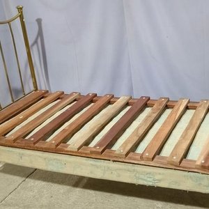 Cama de Bronce 1 Plaza con Parrilla de Madera y Aplique Decorativo - imagen 3