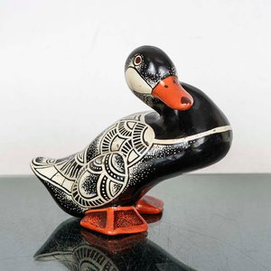 Figura Decorativa de Pato en Cerámica Negra y Naranja - imagen 1