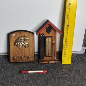 Lote anterior: Dos Portallaves Decorativos: Caballo en Madera y Bronce y Motivo Bariloche con Termómetro