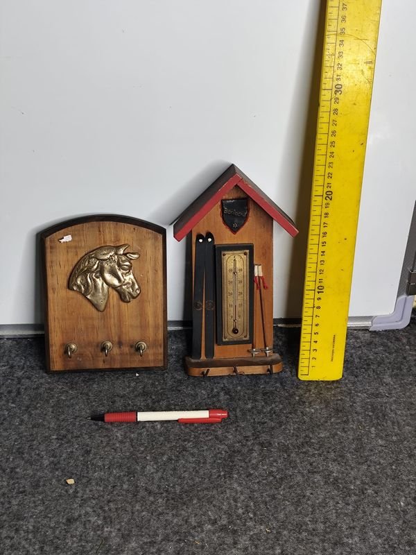 Dos Portallaves Decorativos: Caballo en Madera y Bronce y Motivo Bariloche con Termómetro