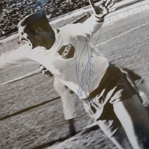 Fotografía Autografiada Luis Artime Celebrando Gol con Nacional (c. 1971) - imagen 2