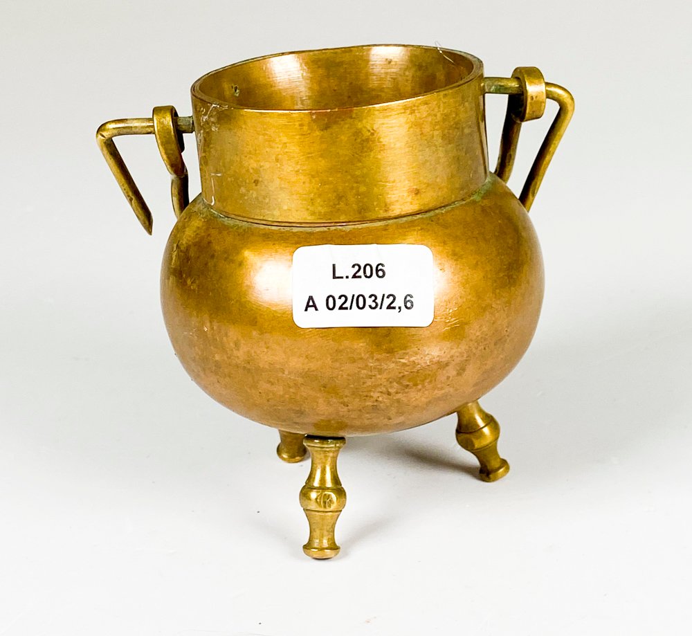 Dos piezas de bronce, llamador y ollita con patas - imagen 2